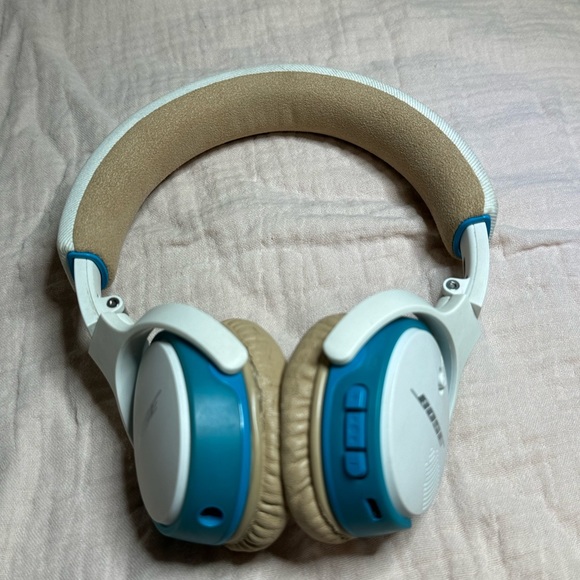 BOSE WHITE SOUNDLINK ON-EAR BLUETOOTH WIRELESS HEADPHONES - Picture 7 of 14